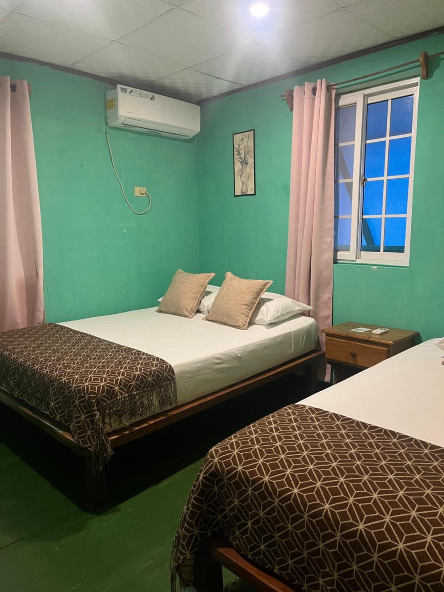 Hostal Cay Бастиментос Экстерьер фото